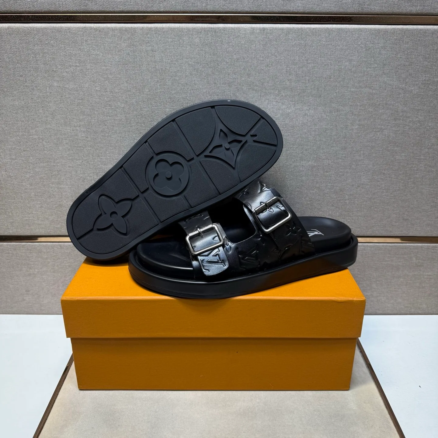 ⬛️Men's shoes 💰p400 [LV～] Men's casual slippers 2025z cabinet sales simultaneously 🔶Size: 39-44#️⃣ 🔷2 colors🔜The upper is made of cowhide stitching➕Genuine leather lining, comfortable and breathable, sole: original comfortable and wear-resistant outsole, ⚠️Real 📱Photographed🎬The real thing is better📢📢📢